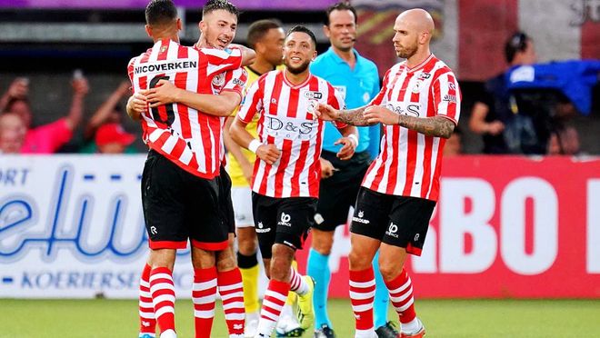 足球比赛中 足球比赛中